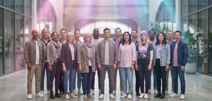 Un groupe diversifié de personnes debout ensemble dans un hall lumineux, avec des reflets subtils aux couleurs bisexuelles.